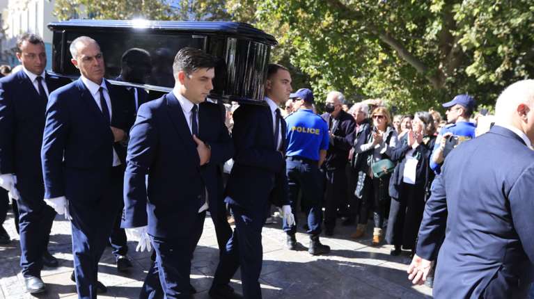 Αντίο &quot;Νιόνιο&quot;: Όλα όσα έγιναν στο ύστατο χαίρε στον σπουδαίο Διονύση Σαββόπουλο σε 158 δευτερόλεπτα [βίντεο]