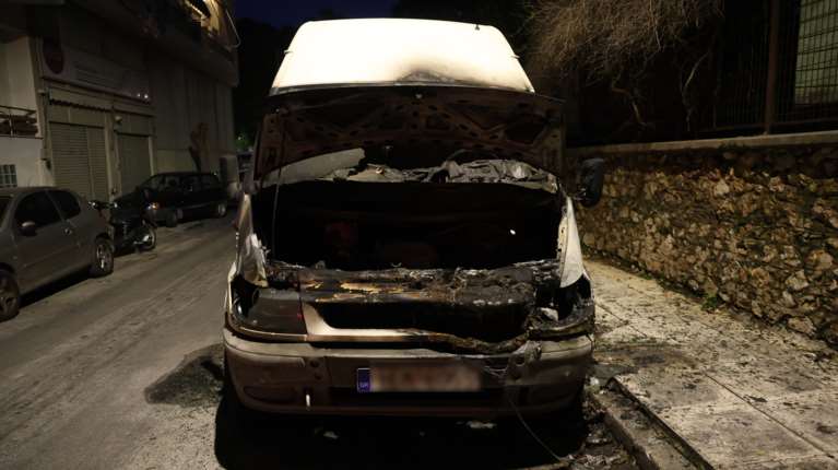 Καισαριανή: Εμπρησμός σε φορτηγά εταιρείας διανομών - Κάηκαν και τρία Ι.Χ. [Εικόνες]