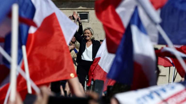 Αναβρασμός στη Γαλλία: Μαζικές διαδηλώσεις υπέρ και κατά της Λε Πεν