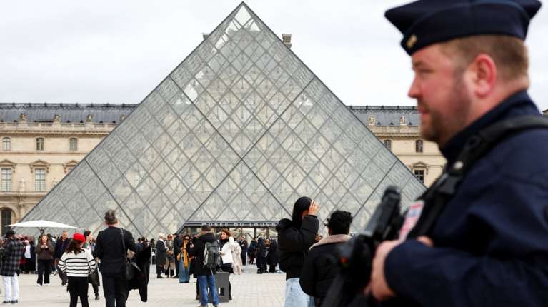 Ποιοι είναι δύο ύποπτοι για τη ληστεία στο Λούβρο: Τριαντάρηδες, από &quot;δύσκολο&quot; προάστιο που τους πρόδωσε το DNA