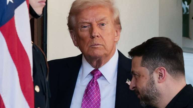 Ασφυκτική πίεση του Τραμπ στον Ζελένσκι: Το σχέδιο θα πρέπει να του αρέσει, αλλιώς θα συνεχίσει να πολεμά