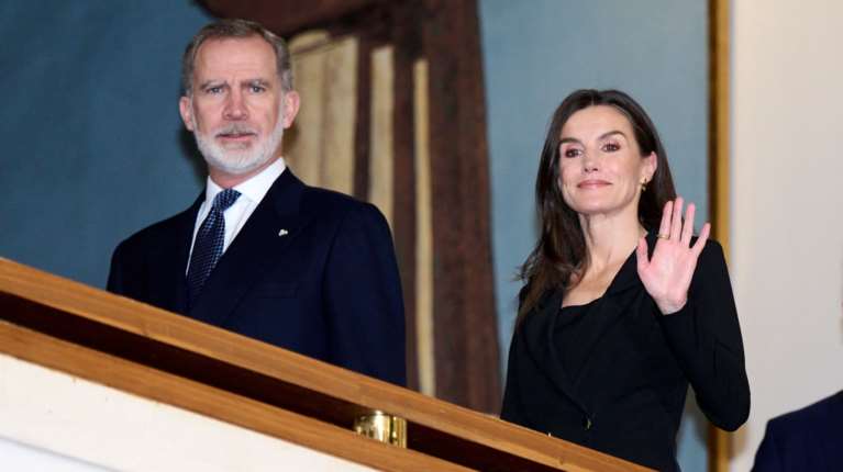 Τι συνέβη με τον βασιλιά Φελίπε: Αίσθηση από την εμφάνισή του με κόκκινο πρόσωπο