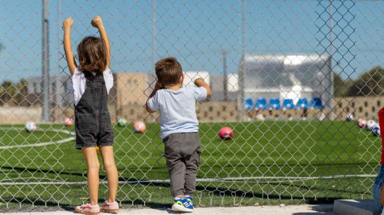 Με τη στήριξη της Invel Real Estate και της PRODEA Investments, ένα νέο γήπεδο ποδοσφαίρου στην Τρυπητή Μήλου