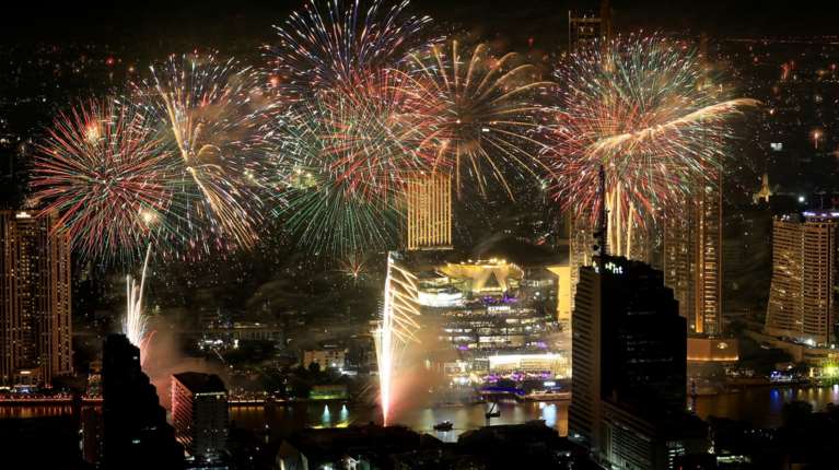 Πρωτοχρονιά: Η υφήλιος αποχαιρέτισε το 2025 με πυροτεχνήματα και "παγωμένες" βουτιές [φωτογραφίες - βίντεο]