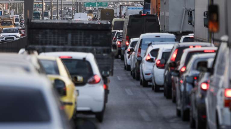 Κίνηση στους δρόμους: Καθυστερήσεις σε Κηφισό και Κηφισίας - Έπεσε τσιμέντο στην Αττική Οδό