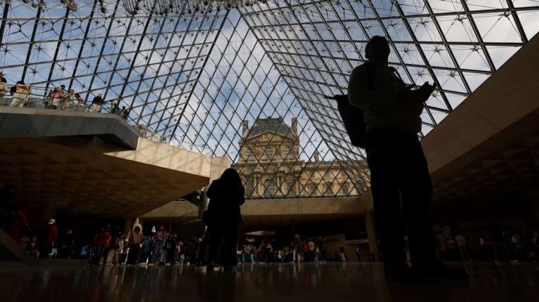 Νέες αποκαλύψεις για τη ληστεία στο Λούβρο: Οι δράστες ξέφυγαν από τους αστυνομικούς για 30 δευτερόλεπτα