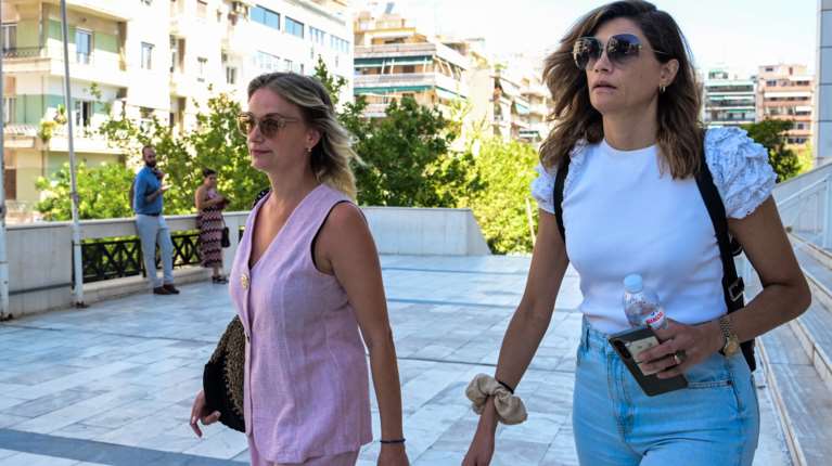 Δίκη Φιλιππίδη: Ξέσπασαν σε κλάματα Παπαχαραλάμπους και Δροσάκη - Αγκάλιασαν τις καταγγέλλουσες