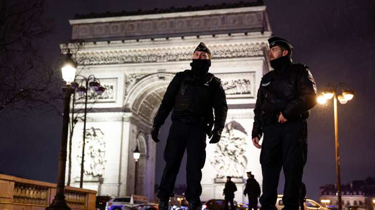 Παρίσι: Αστυνομικοί πυροβόλησαν και τραυμάτισαν άνδρα που τους απείλησε με μαχαίρι κοντά στην Αψίδα του Θριάμβου