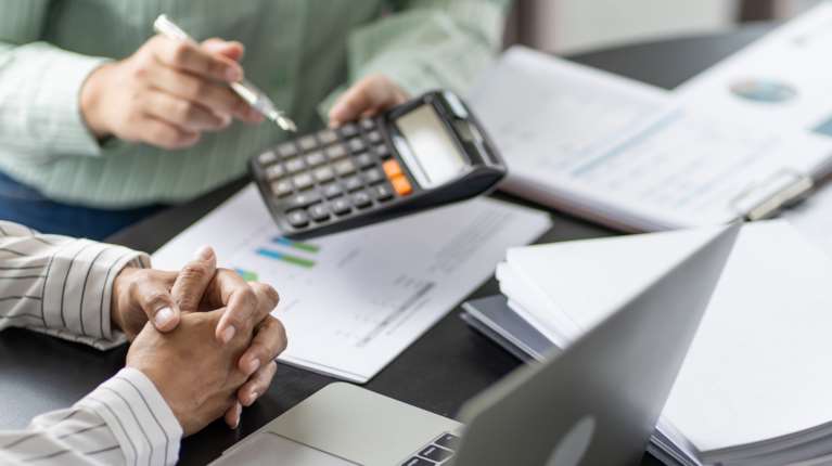 Πόσο παραπάνω θα πληρώσουν τελικά για τις ασφαλιστικές τους εισφορές 1,4 εκατ. ελεύθεροι επαγγελματίες