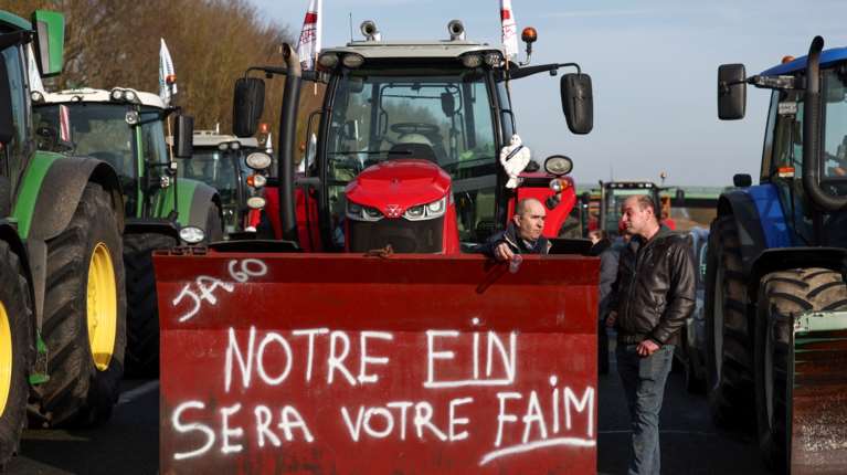 Στους δρόμους και οι Γάλλοι αγρότες: Στήνουν μπλόκα για τα μέτρα κατά της δερματίτιδας βοοειδών [βίντεο]