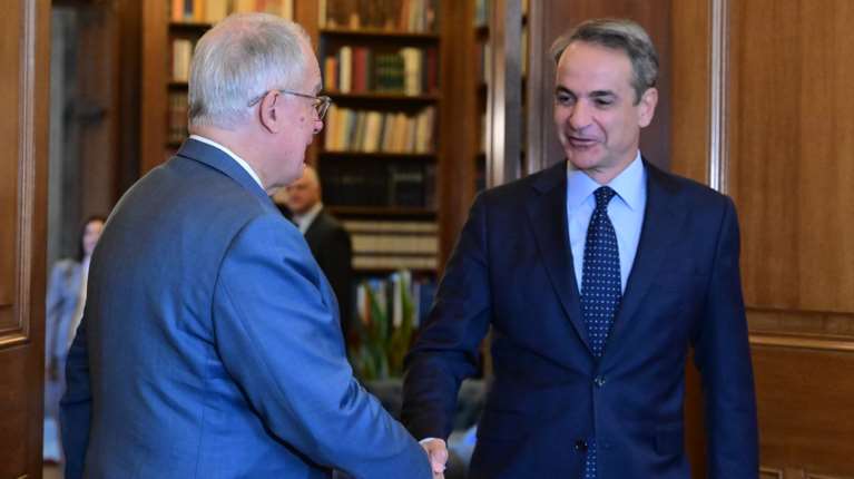 Μητσοτάκης σε Τασούλα για το μνημείο του Αγνώστου Στρατιώτη: Η αντιπολίτευση κάνει επαναστατική γυμναστική