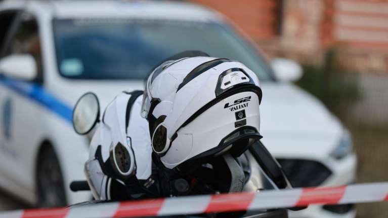 Θρίλερ στη Βούλα: Νεκρός άνδρας με τραύματα στο λαιμό και στο σώμα του - Πιθανή αυτοκτονία βλέπει η ΕΛ.ΑΣ.