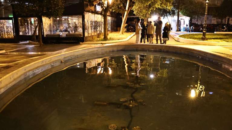 Καλλιθέα: Επί 40 λεπτά έδιναν μάχη οι γιατροί για το κοριτσάκι που έπεσε σε σιντριβάνι - Στον εισαγγελέα οι γονείς του