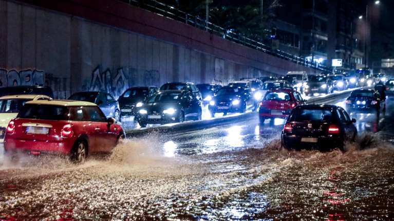 Η κακοκαιρία Byron χτυπά την Αττική: Ποτάμια οι δρόμοι, 112 σε Μάνδρα-Μέγαρα, κλειστή η Αθηνών-Κορίνθου από τα διόδια Ελευσίνας