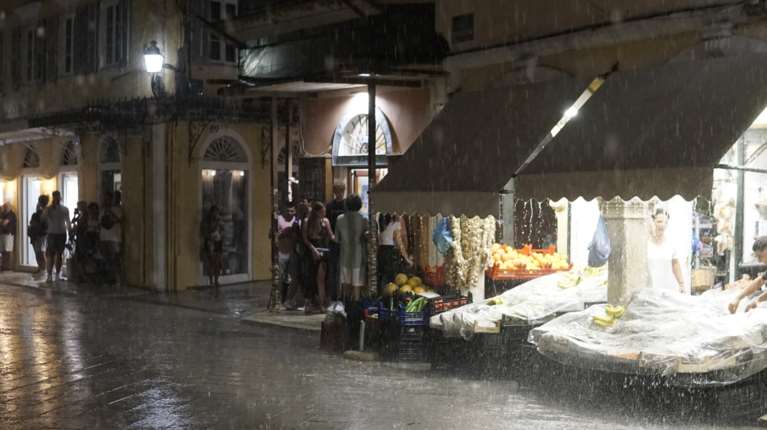 Ερχονται &quot;ακραίες&quot; βροχοπτώσεις: Αύριο η πιο δύσκολη μέρα - Πού φέρνει η &quot;Αdel&quot; πάνω από 200 τόνους νερού