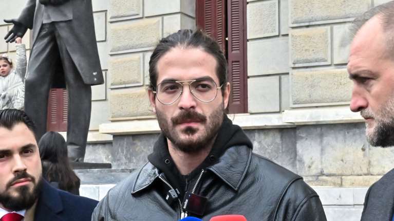 Ελεύθερος ο Μουγκοπέτρος: "Συγγνώμη στα παιδάκια μου, δεν έχω να πω τίποτα για τη μητέρα τους" - Πήρε αναβολή