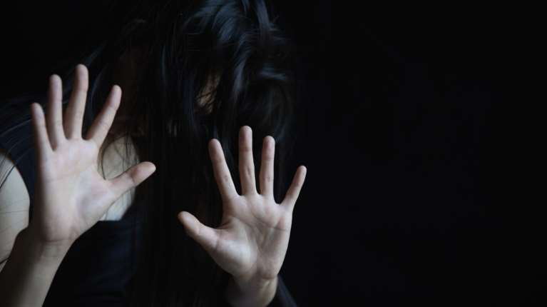 Κορωπί: Παραμένει διασωληνωμένη η 40χρονη που ξυλοκοπήθηκε από τον σύντροφό της μπροστά στα παιδιά της