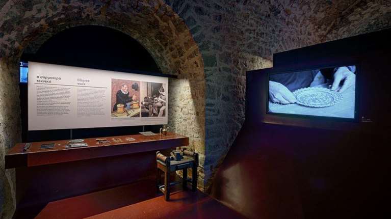 Εκεί όπου η παράδοση λάμπει: Ανακαλύπτοντας την αργυροτεχνία των Ιωαννίνων σε ένα μουσείο κόσμημα [εικόνες]