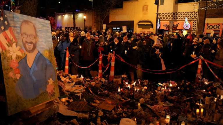 Μινεάπολη: Ο Τραμπ ανεβάζει ξανά τους τόνους εν μέσω λαϊκής οργής - Δύο αστυνομικοί σε διαθεσιμότητα