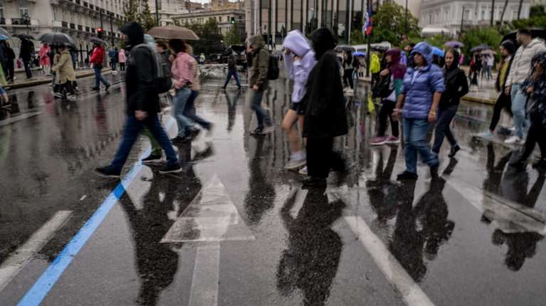 Καιρός: "Φθινόπωρο" και σήμερα με βροχές και καταιγίδες σε πολλές περιοχές - Πότε αλλάζει το σκηνικό