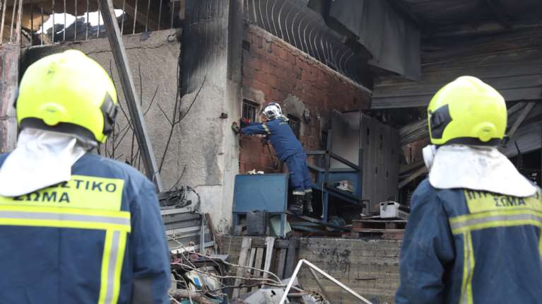 Φωτιά στο Μενίδι: 37χρονος Ρομά ομολόγησε ότι πήρε καλώδια από το εργοστάσιο και τα έκαψε για να πάρει τον χαλκό