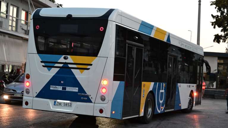 Πειραιάς: Διασωληνωμένη η 72χρονη που παρασύρθηκε από λεωφορείο - Ακρωτηριάστηκε στο πόδι