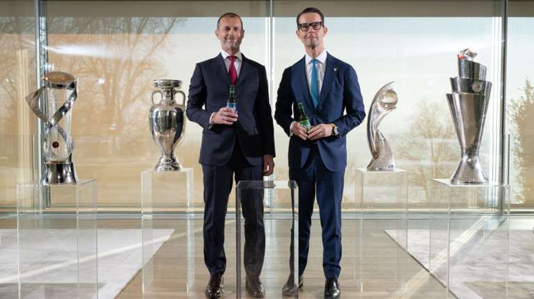 Ο Όμιλος Carlsberg γιορτάζει την επιστροφή του  στις διοργανώσεις των Εθνικών Ομάδων της UEFA  υπογράφοντας μία νέα μακροχρόνια συνεργασία