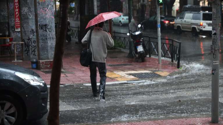 Καιρός: Με βροχές και πτώση θερμοκρασίας ξεκινά η εβδομάδα - Πού θα είναι πιο έντονα τα φαινόμενα