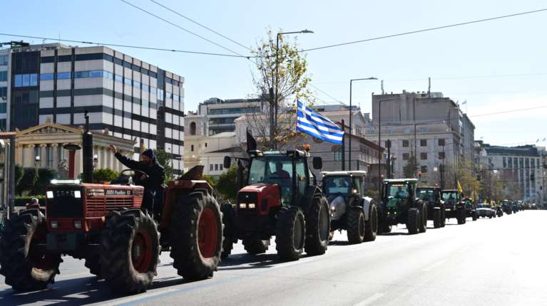 Σύνταγμα: Αποχωρούν οι αγρότες - "Ο αγώνας συνεχίζεται, δε λύθηκαν τα προβλήματα" [βίντεο]
