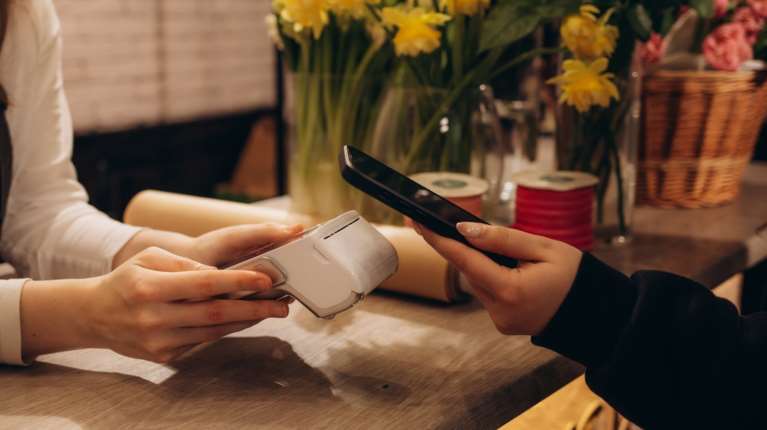 Υποχρεωτικό από σήμερα το IRIS σε όλες τις επιχειρήσεις - Πώς θα γίνονται οι πληρωμές