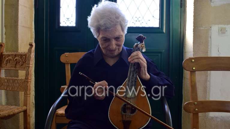 Θλίψη στα Χανιά: Πέθανε η Ασπασία Παπαδάκη, η πρώτη γυναίκα λυράρισα της Κρήτης [εικόνες - βίντεο]