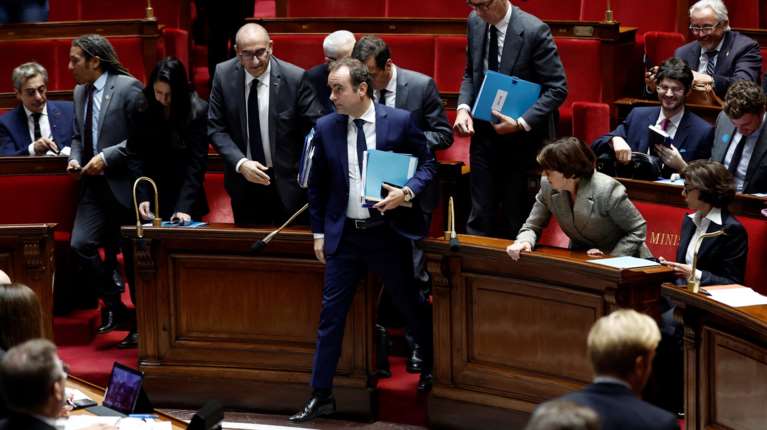 Γαλλία: Εγκρίθηκε η αναβολή της αλλαγής στο συνταξιοδοτικό μέχρι το 2027