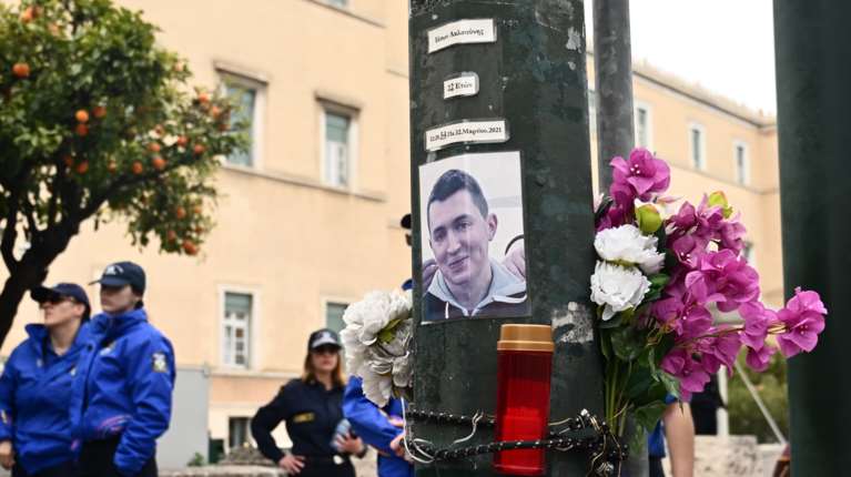 Ο Γεωργιάδης είπε ότι η Μπακογιάννη ήταν στο πίσω κάθισμα στο τροχαίο έξω από τη Βουλή- Μετά το διόρθωσε