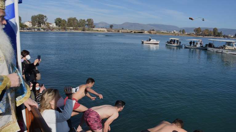 Καιρός: Ηλιοφάνεια με λίγες νεφώσεις ανήμερα των Φώτων - Με ποιες θερμοκρασίες θα βουτήξουν για τον σταυρό