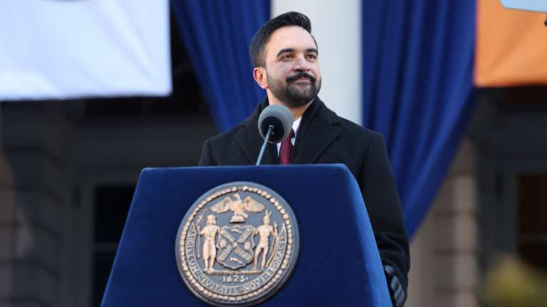 Ο Μαμντάνι ορκίστηκε δήμαρχος της Νέας Υόρκης: "Να δείξουμε ότι η Αριστερά μπορεί να κυβερνήσει"