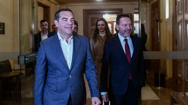 Ο Τσίπρας απαντά στις καταγγελίες Στουρνάρα ότι τον εκβίαζε για την Τράπεζα Αττικής: "Αθλιότητα, στερούνται σοβαρότητας"