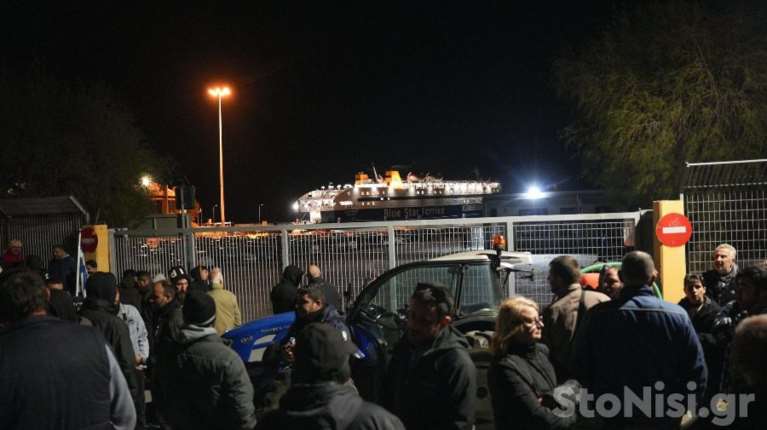Μυτιλήνη: Αγρότες εμπόδισαν επιβάτες πλοίου να ταξιδέψουν - Εφυγε άδειο από κόσμο και αυτοκίνητα
