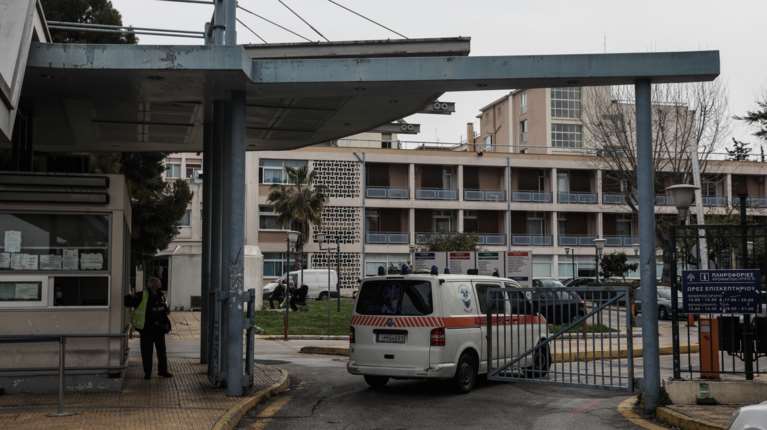 Κορωπί: Σε κρίσιμη κατάσταση ο 22χρονος που κατάπιε το μπέργκερ αμάσητο - &quot;Από θαύμα θα σωθεί&quot;