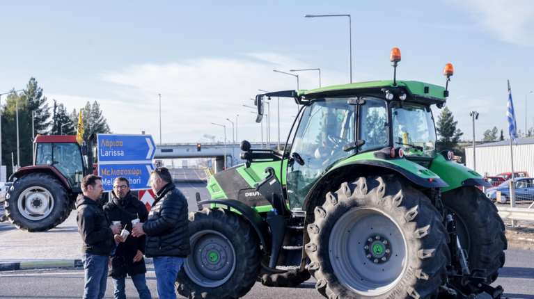 Ο αγρότες άνοιξαν την Αθηνών - Λαμίας, αλλά παραμένουν στα μπλόκα - Προετοιμάζονται για τη συνάντηση με Μητσοτάκη