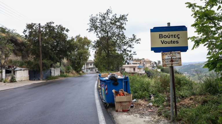 Ρηγματώσεις στις Βούτες Ηρακλείου: Συνεργεία αντλούν νερό από τα πηγάδια