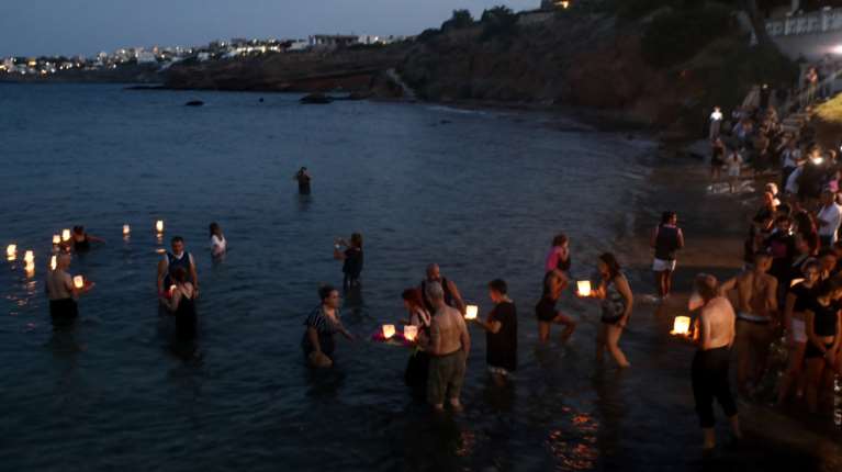 Επτά χρόνια από την τραγωδία στο Μάτι: Εκδηλώσεις μνήμης της θλιβερής επετείου από συγγενείς των θυμάτων