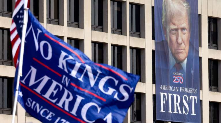 ΗΠΑ: &quot;No Kings&quot; - Εκατομμύρια στους δρόμους κατά του Τραμπ - &quot;Δεν είμαι βασιλιάς&quot; τους απαντά ο Αμερικανός πρόεδρος