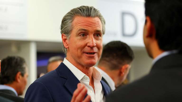 Ο κυβερνήτης της Καλιφόρνια στους Ευρωπαίους: Μην σκύβετε το κεφάλι στον Τραμπ, σας εξευτελίζει- Είναι ντροπιαστικό