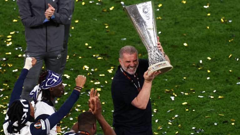 Άγγελος Ποστέκογλου: Ο πρώτος Ελληνας προπονητής που σήκωσε ευρωπαϊκό τρόπαιο - Από την αμφισβήτηση στην καταξίωση