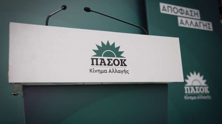 ΠΑΣΟΚ: Είναι επίσημη θέση της κυβέρνησης ότι &quot;το να είσαι αριστερός, έχει καταλήξει να μην είσαι Έλληνας&quot;;