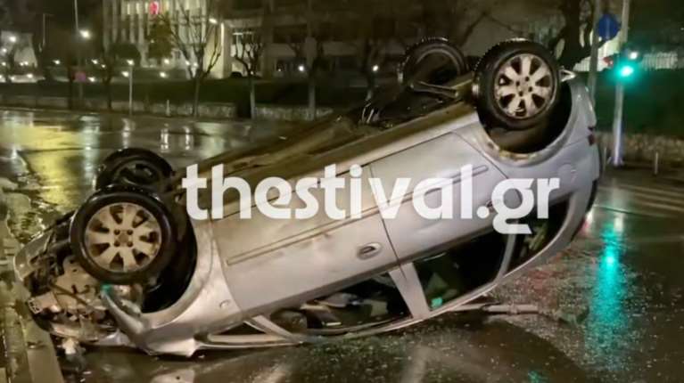 Θεσσαλονίκη: Τούμπαρε αυτοκίνητο τα ξημερώματα στο κέντρο -Ένας τραυματίας [βίντεο]