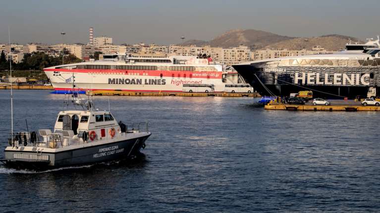 Ακυβέρνητο κρουαζιερόπλοιο κατά την είσοδο στο λιμάνι του Πειραιά – Με τη συνδρομή ρυμουλκών προσέδεσε με ασφάλεια