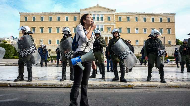 Πορεία φοιτητών στο Σύνταγμα: Τα ΜΑΤ στάθηκαν μπροστά από τον Άγνωστο Στρατιώτη και το μνημείο για τα Τέμπη [εικόνες - βίντεο]