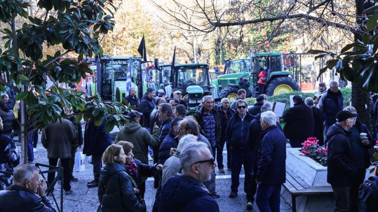 Να σπάσει το μέτωπο των "σκληρών" θέλει η κυβέρνηση - Μικρές υποχωρήσεις για να προσέλθουν σε διάλογο οι αγρότες