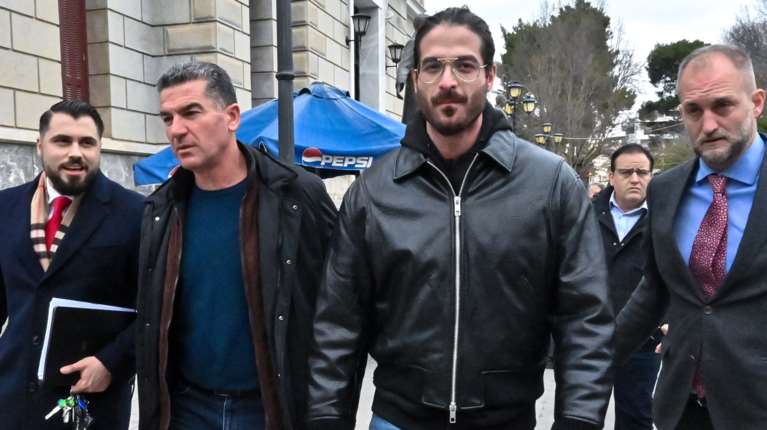 Άρης Μουγκοπέτρος: Τη Δευτέρα η δίκη του - "Φοβάμαι για μένα και για τα παιδιά μου" - Ti υποστηρίζει η σύζυγός του